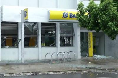 Bando explode agência bancária em Minas Gerais 
