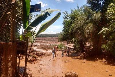 Barragem rompe e lama invade Brumadinho, em Minas Gerais