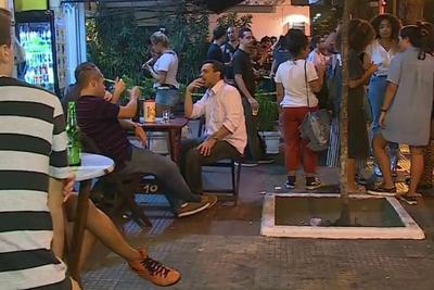 Barulho, sujeira e mesas na calçada tiram o sono de quem mora em áreas boêmias do Rio