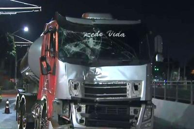 Batida entre caminhão-tanque e micro-ônibus deixa sete feridos em SP