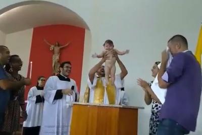 Bebê dá show em batizado e vídeo viraliza nas redes sociais 
