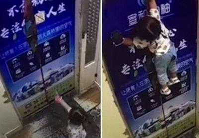 Bebê fica presa em elevador pela guia de segurança na China