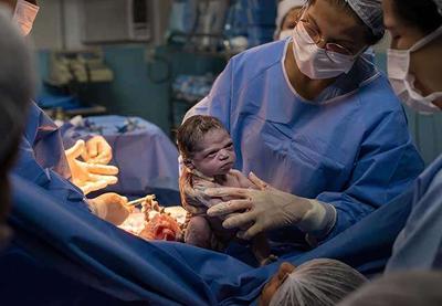Bebê nasce com carinha de brava e foto viraliza