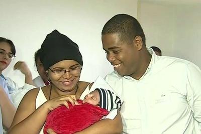 Bebê que nasceu após mãe ser baleada na cabeça recebe alta