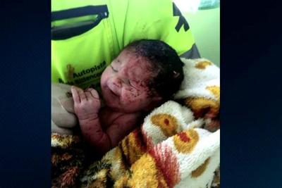 Bebê sobrevive após mãe ser arremessada de caminhão durante acidente