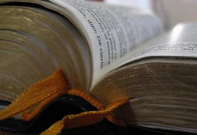 Câmara de Florianópolis aprova uso da Bíblia como recurso paradidático nas escolas