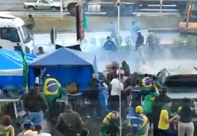 Manifestantes antidemocráticos atacam policiais com barras de ferro em SC