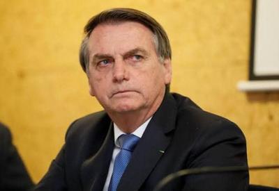 Flávio diz que Bolsonaro volta dia 15, apaga post e não confirma data