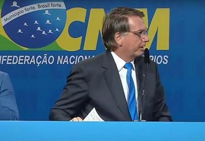 Em discurso a prefeitos, Bolsonaro defende ida à Rússia