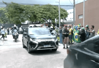 Bolsonaro chega a hospital para fazer exames depois de autorização de Moraes