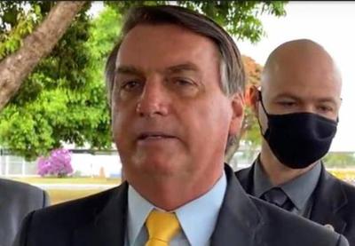 Vacina contra covid "não será obrigatória e ponto final ", diz Bolsonaro