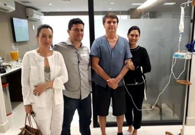 Bolsonaro deixa hospital e continua recuperação em Brasília