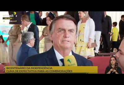 Na saída do Alvorada, Bolsonaro diz que "a história pode se repetir"