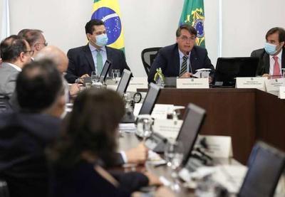 Bolsonaro e governadores entram em acordo e congelam salários de servidores até 2021