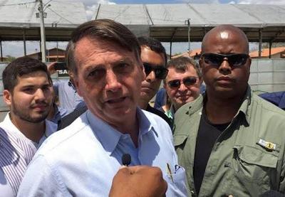 Mesmo sem agenda na Paraíba, Bolsonaro causa aglomeração em aeroporto