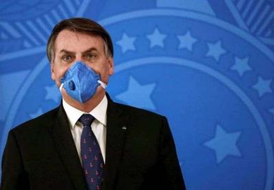Bolsonaro fala em volta ao trabalho com máscaras: "A vida continua"