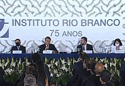 É preciso mostrar que não há nada queimando na Amazônia, diz Bolsonaro a diplomatas