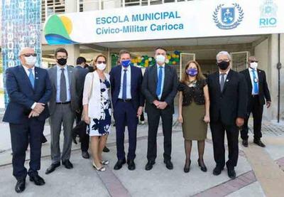Bolsonaro recebe homenagem e inaugura escola militar no RJ