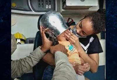 Panela fica entalada na cabeça de menino em Rondônia