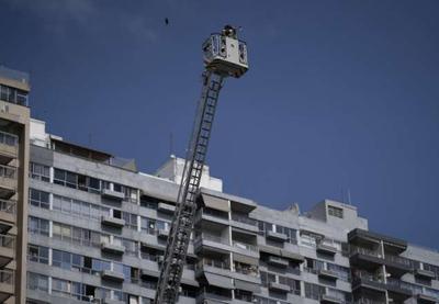 Bombeiro toca trompete para moradores isolados no Rio de Janeiro