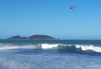 Bombeiros resgatam surfista que ficou à deriva por 4h em Florianópolis