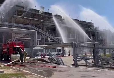 Incêndio atinge refinaria russa após suposto ataque de drones ucranianos