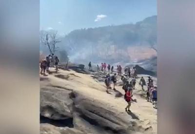 Bombeiros começam a retirar turistas após incêndio na  Chapada dos Veadeiros