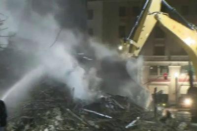 Bombeiros continuam buscas nos escombros de prédio que desabou