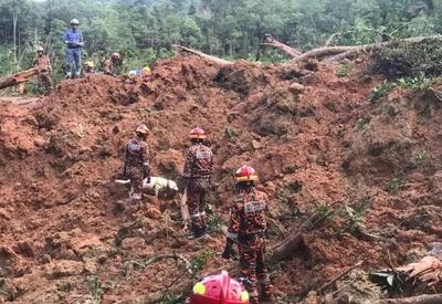 Deslizamento de terra deixa 21 mortos e 12 desaparecidos na Malásia