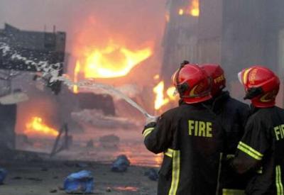 Incêndio em depósito de contêineres deixa mortos e feridos em Bangladesh