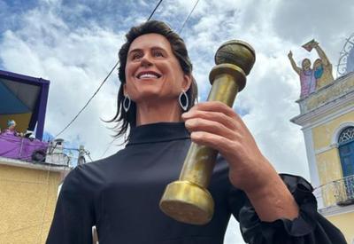 “Totalmente indicada”: Foliões se fantasiam de Fernanda Torres para comemorar indicação ao Oscar