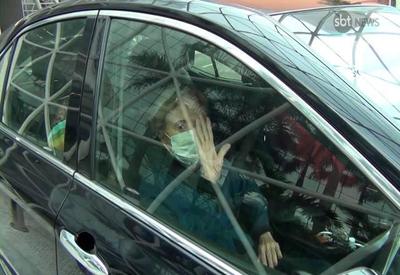 Glória Menezes deixa o hospital após recuperar-se da covid-19