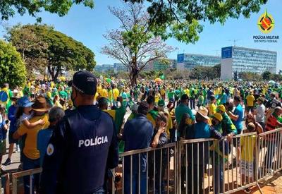 A favor do voto impresso, apoiadores de Bolsonaro se reúnem em Brasília