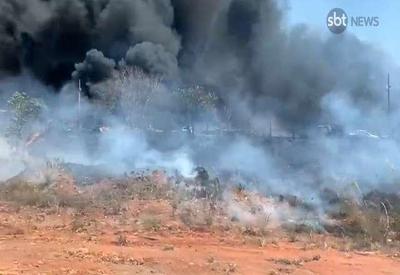 Vídeo: Incêndio consome vegetação e carros em Palmas