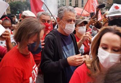 Chico Buarque comemora aniversário em manifestação contra Bolsonaro