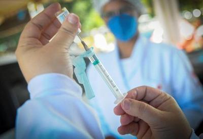 Brasileiros infectados com Ômicron foram vacinados, diz Saúde