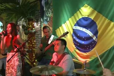 Brasileiros que moram na China se reúnem em churrascaria para comemorar o 7 de setembro