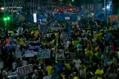 Brasileiros saem às ruas para festejar a vitória de Jair Bolsonaro 