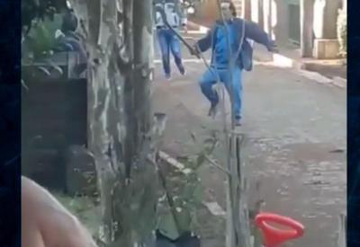 Briga com foice entre vizinhos termina com homem gravemente ferido