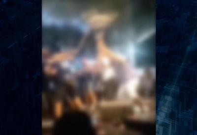 Vídeo: integrantes de bandas brigam em cima do palco em Salvador