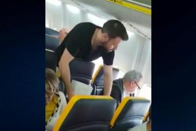 Britânico que ofendeu idosa negra em avião pede desculpas