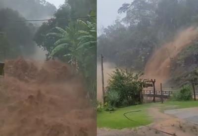 Chuva forte deixa região serrana do RJ em alerta; cascata de água barrenta assusta moradores 