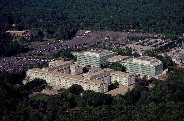 Seguranças disparam contra mulher que tentou invadir sede da CIA com carro