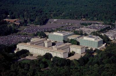 Seguranças disparam contra mulher que tentou invadir sede da CIA com carro