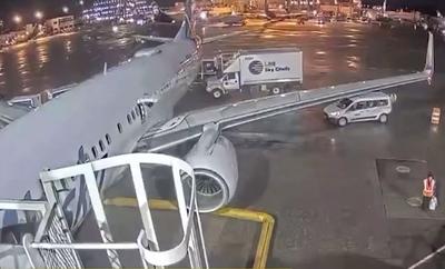 Vídeo: Mulher tem crise de ansiedade durante voo e foge pela asa do avião