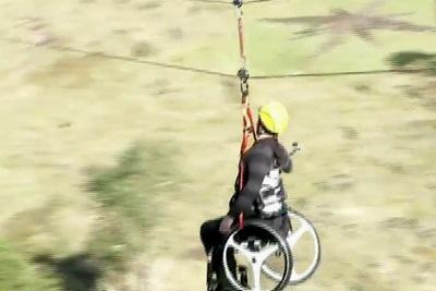 Cadeirante realiza sonho de saltar de bungee jump