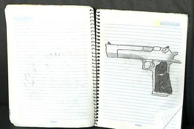 Caderno de um dos atiradores traz desenho de arma e táticas de ataque