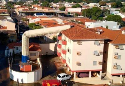 SP: caixa d'água cai sobre prédio de condomínio em Birigui