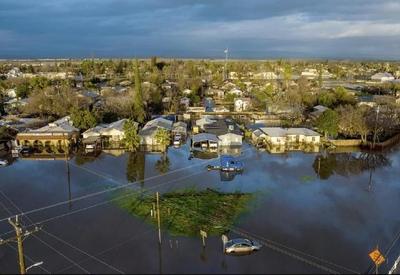 'Rios atmosféricos' inundam a Califórnia e 27 mil pessoas são evacuadas
