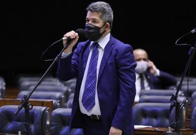 "Guedes tem que decidir se trabalha pro Bolsonaro ou pro Lula", diz deputado